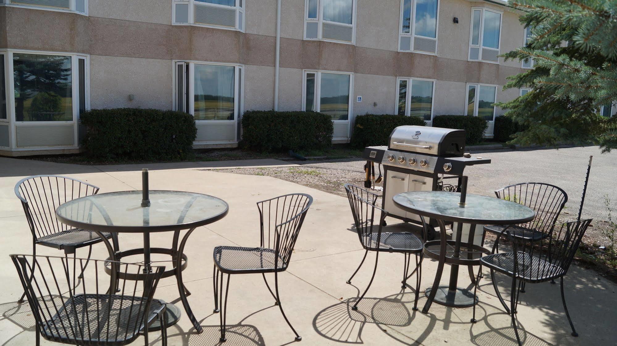 Bay Hill Inns & Suites Neepawa Exterior foto