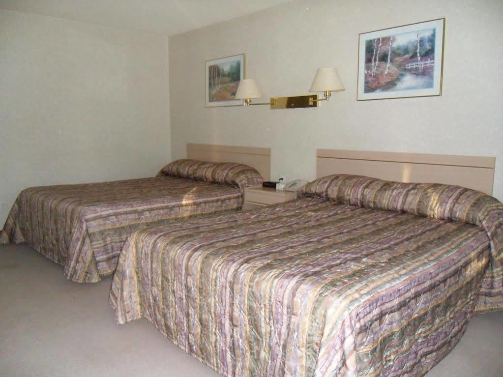 Bay Hill Inns & Suites Neepawa Exterior foto